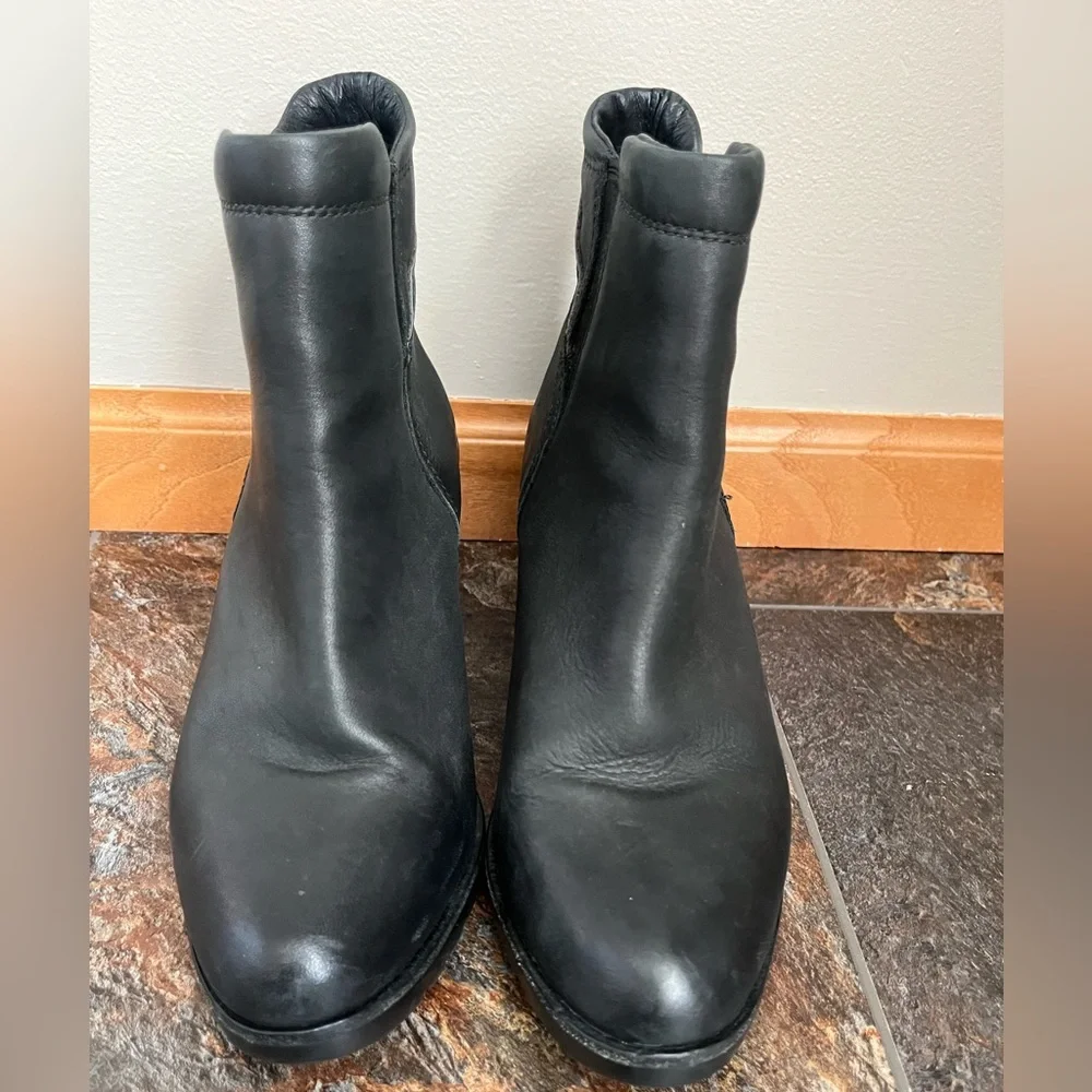 Women’s Sorel leather After Hours Chelsea pull on black wedge bootie. Size 10